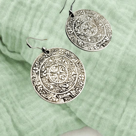 🌲10/$20. Silver Tone Earrings - Picture 1 of 4